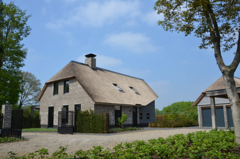 drijvers-oisterwijk-nieuwbouw-villa-riet-hout-bakstenen-exterieur-particulier (1)