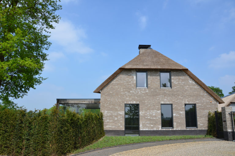 drijvers-oisterwijk-nieuwbouw-villa-riet-hout-bakstenen-exterieur-particulier (11)