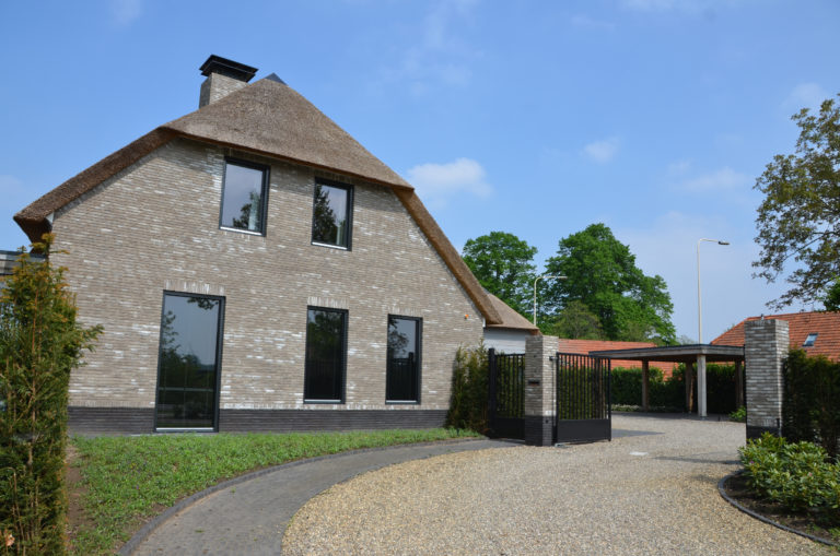 drijvers-oisterwijk-nieuwbouw-villa-riet-hout-bakstenen-exterieur-particulier (12)