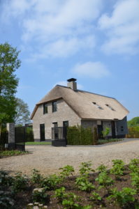 drijvers-oisterwijk-nieuwbouw-villa-riet-hout-bakstenen-exterieur-particulier (15)