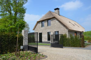 drijvers-oisterwijk-nieuwbouw-villa-riet-hout-bakstenen-exterieur-particulier (2)