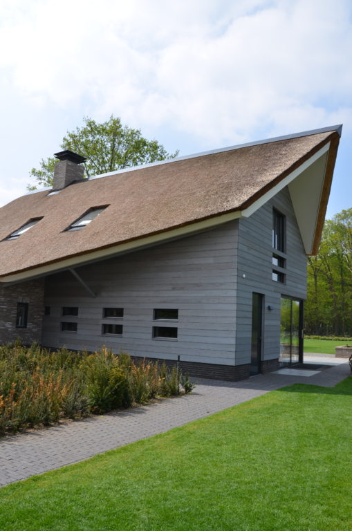 drijvers-oisterwijk-nieuwbouw-villa-riet-hout-bakstenen-exterieur-particulier (3)