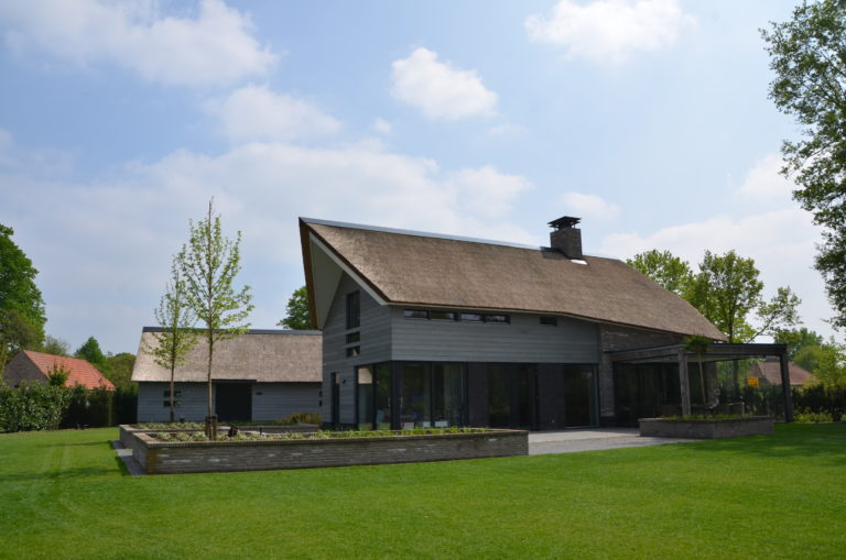 drijvers-oisterwijk-nieuwbouw-villa-riet-hout-bakstenen-exterieur-particulier (4)