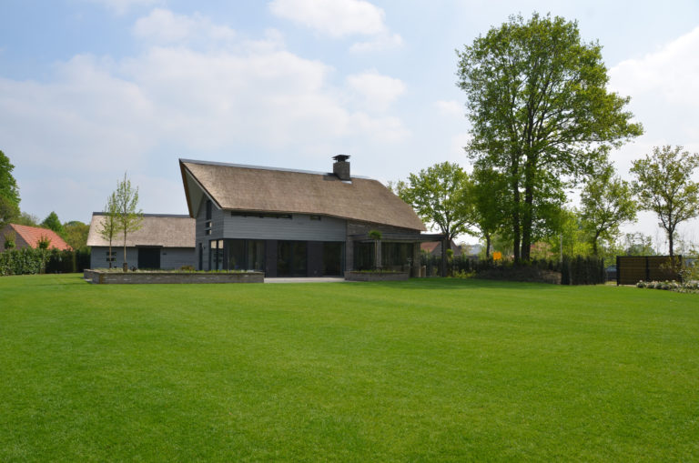 drijvers-oisterwijk-nieuwbouw-villa-riet-hout-bakstenen-exterieur-particulier (5)