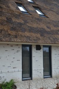 drijvers-oisterwijk-villa-nieuwbouw-exterieur-metselwerk-hout-gevel-riet-kap (11)