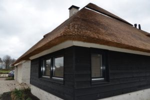 drijvers-oisterwijk-villa-nieuwbouw-exterieur-metselwerk-hout-gevel-riet-kap (22)