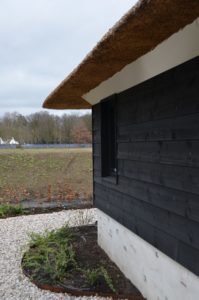 drijvers-oisterwijk-villa-nieuwbouw-exterieur-metselwerk-hout-gevel-riet-kap (23)