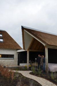 drijvers-oisterwijk-villa-nieuwbouw-exterieur-metselwerk-hout-gevel-riet-kap (26)