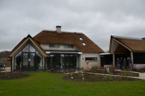 drijvers-oisterwijk-villa-nieuwbouw-exterieur-metselwerk-hout-gevel-riet-kap (29)