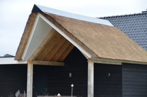 drijvers-oisterwijk-villa-nieuwbouw-exterieur-metselwerk-hout-gevel-riet-kap (31)