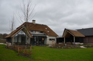 drijvers-oisterwijk-villa-nieuwbouw-exterieur-metselwerk-hout-gevel-riet-kap (32)