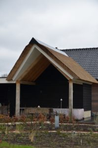drijvers-oisterwijk-villa-nieuwbouw-exterieur-metselwerk-hout-gevel-riet-kap (33)