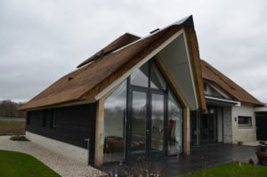 drijvers-oisterwijk-villa-nieuwbouw-exterieur-metselwerk-hout-gevel-riet-kap (34)