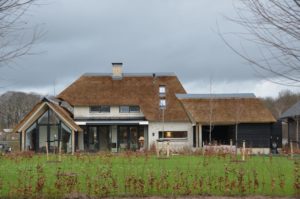 drijvers-oisterwijk-villa-nieuwbouw-exterieur-metselwerk-hout-gevel-riet-kap (42)