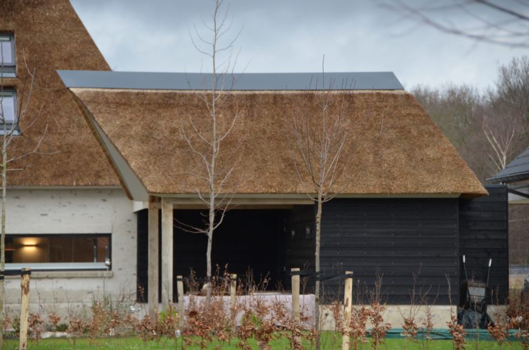 drijvers-oisterwijk-villa-nieuwbouw-exterieur-metselwerk-hout-gevel-riet-kap (44)