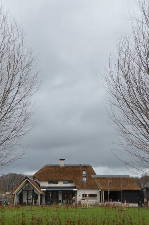 drijvers-oisterwijk-villa-nieuwbouw-exterieur-metselwerk-hout-gevel-riet-kap (45)