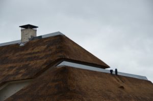 drijvers-oisterwijk-villa-nieuwbouw-exterieur-metselwerk-hout-gevel-riet-kap (5)