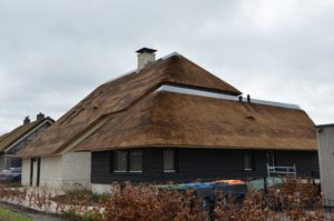 drijvers-oisterwijk-villa-nieuwbouw-exterieur-metselwerk-hout-gevel-riet-kap (7)