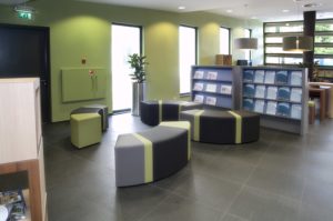 drijvers-oisterwijk-gemeentehuis-oisterwijk-interieur-utiliteit-groen-paars-modern (8)