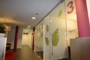 drijvers-oisterwijk-gemeentehuis-haaren-interieur-utiliteit-kleurrijk (9)