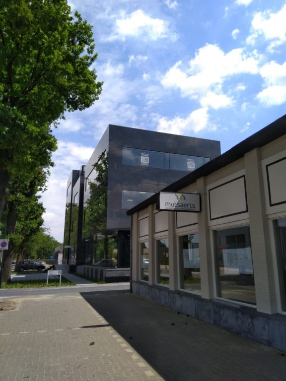 drijvers-oisterwijk-exterieur-utiliteit-nieuwbouw-mutsaerts-oisterwijk-station-natuursteen (3)