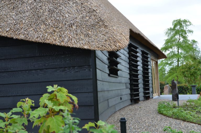 drijvers-oisterwijk-exterieur-nieuwbouw-villa-boerderij-particulier-riet-kap-hout-metselwerk-theehuis-bed-en-breakfast-stal-hout-spant (1)