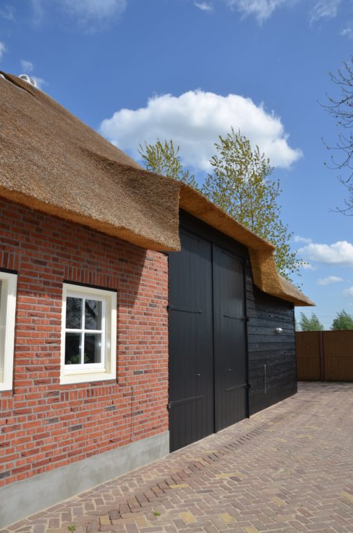 drijvers-oisterwijk-exterieur-nieuwbouw-villa-boerderij-particulier-riet-kap-hout-metselwerk-theehuis-bed-en-breakfast-stal-hout-spant (15)