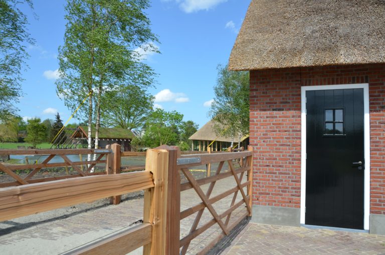 drijvers-oisterwijk-exterieur-nieuwbouw-villa-boerderij-particulier-riet-kap-hout-metselwerk-theehuis-bed-en-breakfast-stal-hout-spant (16)