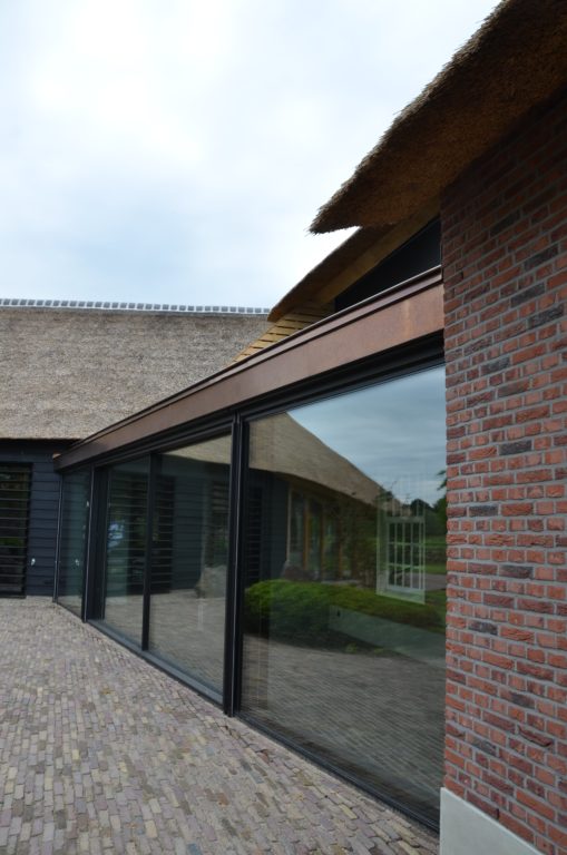 drijvers-oisterwijk-exterieur-nieuwbouw-villa-boerderij-particulier-riet-kap-hout-metselwerk-theehuis-bed-en-breakfast-stal-hout-spant (20)