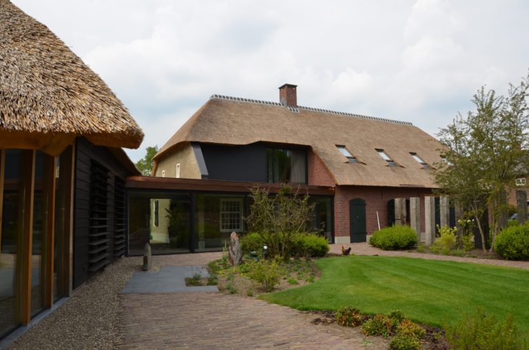 drijvers-oisterwijk-exterieur-nieuwbouw-villa-boerderij-particulier-riet-kap-hout-metselwerk-theehuis-bed-en-breakfast-stal-hout-spant (25)