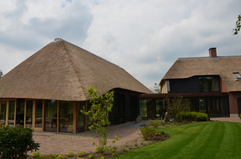 drijvers-oisterwijk-exterieur-nieuwbouw-villa-boerderij-particulier-riet-kap-hout-metselwerk-theehuis-bed-en-breakfast-stal-hout-spant (26)