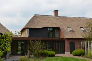 drijvers-oisterwijk-exterieur-nieuwbouw-villa-boerderij-particulier-riet-kap-hout-metselwerk-theehuis-bed-en-breakfast-stal-hout-spant (27)