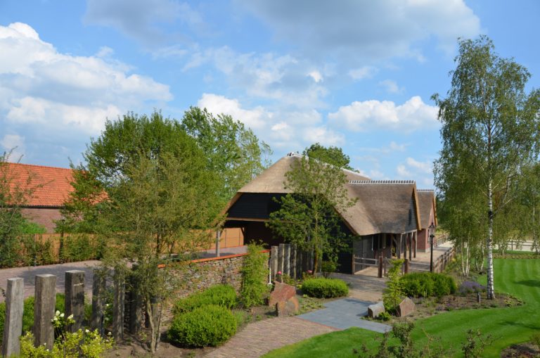 drijvers-oisterwijk-exterieur-nieuwbouw-villa-boerderij-particulier-riet-kap-hout-metselwerk-theehuis-bed-en-breakfast-stal-hout-spant (4)