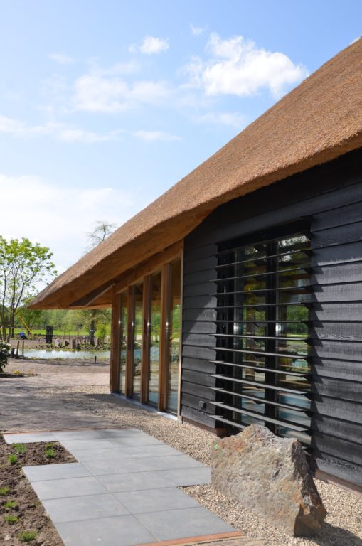 drijvers-oisterwijk-exterieur-nieuwbouw-villa-boerderij-particulier-riet-kap-hout-metselwerk-theehuis-bed-en-breakfast-stal-hout-spant (6)