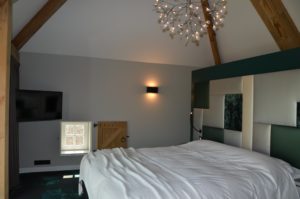 drijvers-oisterwijk-interieur-particulier-nieuwbouw-villa-boerderij-modern-landelijk-hout-spant-slaapkamer-bed-hoofdeinde-kroonluchter (24)