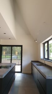 drijvers-oisterwijk-interieur-nieuwbouw-villa-zwarte-kozijnen-modern (12)