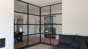 drijvers-oisterwijk-interieur-nieuwbouw-villa-zwarte-kozijnen-modern-stalen-schuif-deur (3)