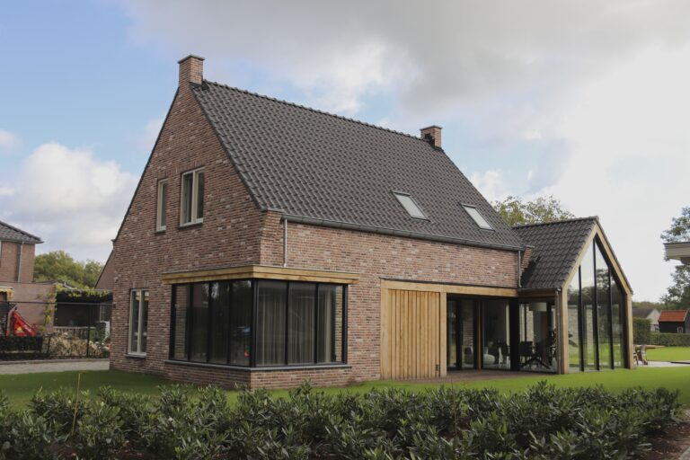 drijvers-oisterwijk-nieuwbouw-exterieur-woning-particulier-baksteen-dakpannen-hout-puien (2)