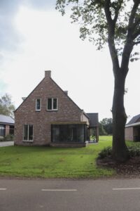 drijvers-oisterwijk-nieuwbouw-exterieur-woning-particulier-baksteen-dakpannen-hout-puien (3)