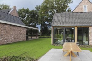 drijvers-oisterwijk-nieuwbouw-exterieur-woning-particulier-baksteen-dakpannen-hout-puien (4)