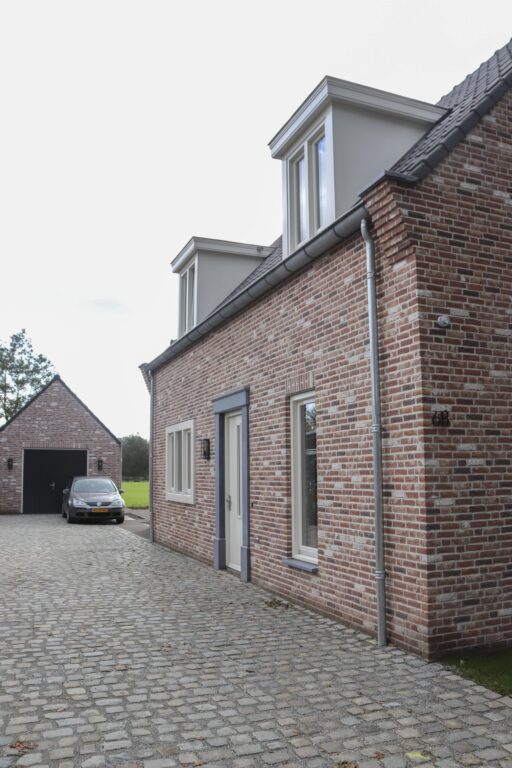 drijvers-oisterwijk-nieuwbouw-exterieur-woning-particulier-baksteen-dakpannen-hout-puien (6)