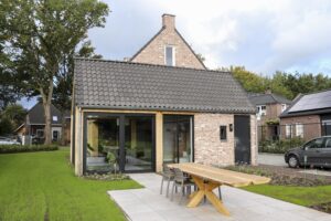 drijvers-oisterwijk-nieuwbouw-exterieur-woning-particulier-baksteen-dakpannen-hout-puien (7)