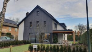 drijvers-oisterwijk-verbouwing-interieur-modern-exterieur-houten-gevel-wit-stucwerk-planten (10)