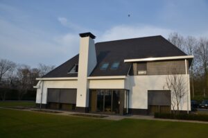 drijvers-oisterwijk-exterieur-nieuwbouw-villa-oisterwijk-modern-bakstenen-dakpannen-schoorsteen-wit (11)
