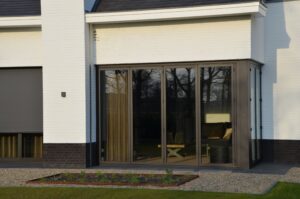drijvers-oisterwijk-exterieur-nieuwbouw-villa-oisterwijk-modern-bakstenen-dakpannen-schoorsteen-wit (13)