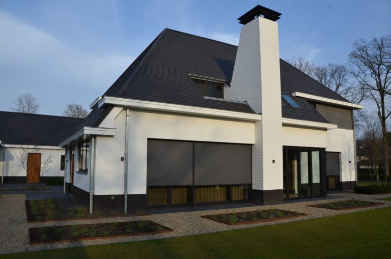 drijvers-oisterwijk-exterieur-nieuwbouw-villa-oisterwijk-modern-bakstenen-dakpannen-schoorsteen-wit (14)