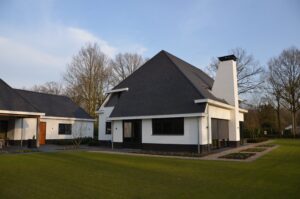 drijvers-oisterwijk-exterieur-nieuwbouw-villa-oisterwijk-modern-bakstenen-dakpannen-schoorsteen-wit (15)
