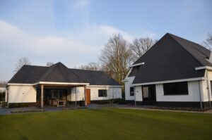 drijvers-oisterwijk-exterieur-nieuwbouw-villa-oisterwijk-modern-bakstenen-dakpannen-schoorsteen-wit (16)