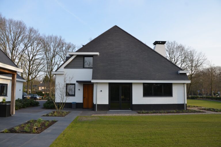 drijvers-oisterwijk-exterieur-nieuwbouw-villa-oisterwijk-modern-bakstenen-dakpannen-schoorsteen-wit (18)