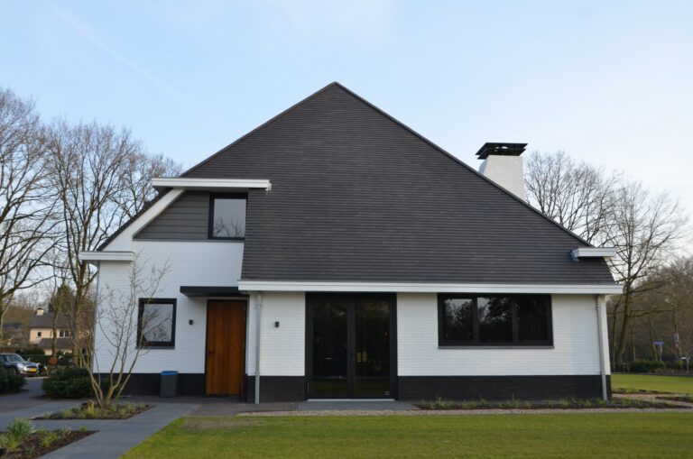 drijvers-oisterwijk-exterieur-nieuwbouw-villa-oisterwijk-modern-bakstenen-dakpannen-schoorsteen-wit (22)